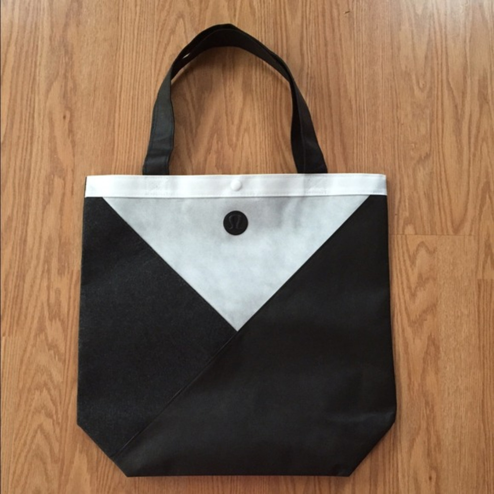 Lululemon Holiday Edition reusable bag